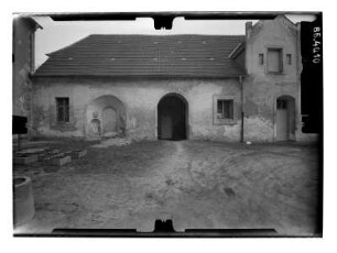 Mellenthin, Dorfstraße 25. Schloß (1575-1580, Umbau 1904). Rechter Seitenflügel. Hofansicht (Teilansicht)