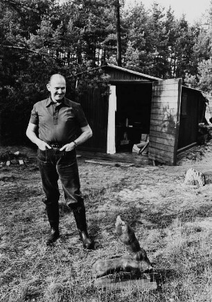 Der Schriftsteller Franz Fühmann im Garten in Märkisch-Buchholz