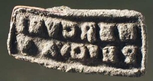 Rechteckiger Stempel mit lateinischer Inschrift: MERCVRI / PR . C . A . V