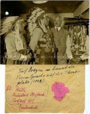 Wilhelm Doegen bei der Sprachaufnahme von Sioux-Indianern