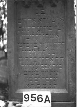 Grabstein 956 (Index: 99899481) Material: Sandstein Zustand: Vorderseite gut erhalten Maße HxBxT: 178x64x39 cm Beschreibung: aufgesockelte Stele mit Verdachung, über der Inschrift Spitzbogenfries Symbolik: Spitzbogenfries: Grabstein 956A
