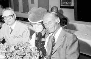 Freiburg: Festakt im Hangar; Gruppen mit Oberbürgermeister Keidel, Gen. Fuhr (3. Franz. Div.), Trachten