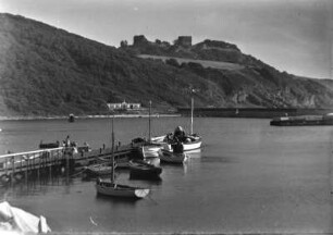 Bootssteg : Ein Bootssteg auf der dänischen Ostseeinsel Bornholm. Im Hintergrund die Ruine der Höhenburg Hammerhus.