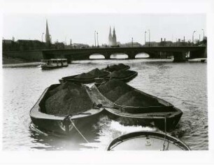 Hamburg. Ein mit Kohle beladener Schleppverband auf der Aussenalster. Im Hintergrund die Kennedy- und Lombardsbrücke