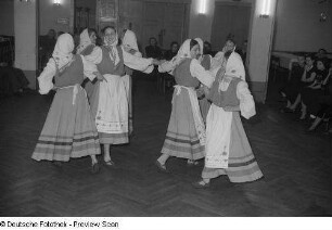 Tänzerinnen in Tracht beim Kreisausscheid für Volkskunst