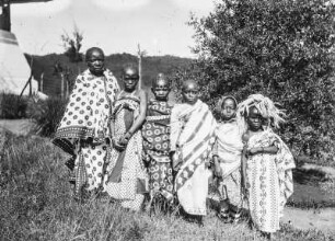 Gruppenportrait : Gruppenportrait mit sechs Kindern in festlicher Kleidung