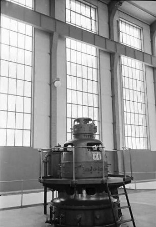 Häusern: Schluchseewerk; Turbine und hohes Fenster