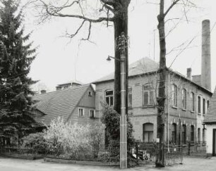 Neugersdorf, Fabrik : Neugersdorf. Wohnhaus (2. Hälfte 19. Jahrhundert) mit Fabrik (um 1925, Medizinische Holzbau GmbH), Rudolf-Breitscheid-Straße . Straßenansicht der Fabrik