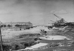 Baugrube Kanalhafen Heilbronn unterhalb Eisenbahnbrücke