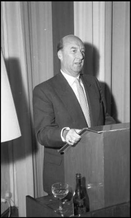 Freiburg: Colombi Hotel, Pressekonferenz [zur Eröffnung der Zweigniederlassung von Shell], Redner, Bürgermeister [Walter] Knoell