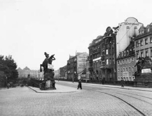 Dresden-Altstadt. Carolabrücke (1892-1895, H. Klette, K. Manck). Brückenkopf mit Sandsteingruppen (1895, F. Offermann), links Hasenberg und rechts Elbberg mit Güntzbad (1903-1905, E. Bräter)