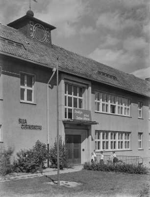Panschwitz. Außenansicht der Sorbischen Schule "Šula Ćišinskeho"