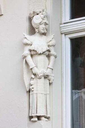 Frau mit Blumengirlande