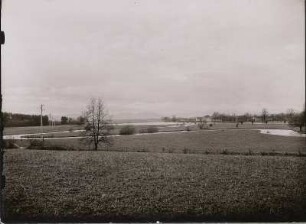 Hi[rschfelde]. Hochwasser: Aus Richtung Gießmannsdorf gegen [Gelände links von] Drausendorf [siehe Bild 1880]. Pegelstand: 220,20; Normalstand 218,20