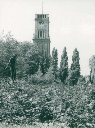 Rathaus Schöneberg mit Plastik von Georg Kolbe