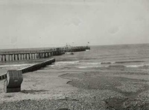 Heiligendamm, Blick über den Strand zur Seebrücke in der Ostsee