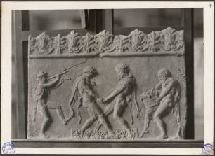 Antikes Tonrelief : Antikes Tonrelief. Rom zur Zeit des Kaisers Augustus. Fotografie (17,9 x 13 cm). ehem. Besitz Max Klingers, Abbildung 14 aus: Fotoalbum von 1931 zum Verkauf angebotenen antiken Gegenständen. Dresden: SLUB Mscr.Dresd.App.1353,D,III,a-l