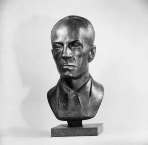 Arbeiterveteran Kurt Aschenbach : Arbeiterveteran Kurt Aschenbach. Bronze (vor 1962; H. Steger)