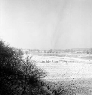 Trave: Blick in das Travetal bei Reinfeld mit überschwemmten und gefrorenen Wiesen: links Büsche: hinten Baumreihe: im Hintergrund Wald: Winter