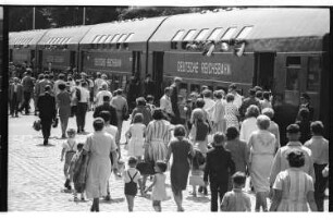 Kleinbildnegativ: Internationaler Kindertag der Deutschen Reichsbahn, 1966