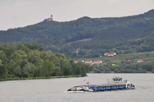 Donau - Frachtschiff in der Wachau : Ein Frachtschiff fährt stromaufwärts duch die Wachau. Von Bord eines Donau-Kreuzfahrtschiffes aufgenommen am 12. Juni 2011