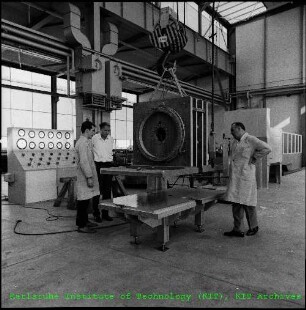 Transport des Kompressors des Elektronen-Ring-Beschleunigers Smokatron des Instituts für Experimentelle Kernphysik (IEKP)