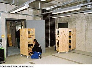 Beladene fahrbare Buch-Transportbehälter im Neubau der Zentralbibliothek