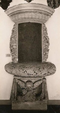 Grabdenkmal für Anton Weck aus dem Petridom zu Bautzen : Grabdenkmal für Anton Weck aus dem Petridom zu Bautzen. Stein (nach 1680). Bautzen: Stadtmuseum