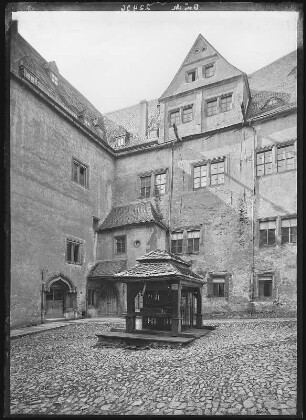 Rochsburg. 3. Schlosshof mit Alten Ziehbrunnen