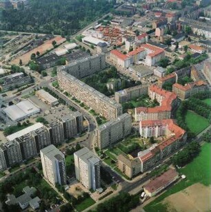 Dresden-Johannstadt. Bebauung zwischen Trinitatisfriedhof, Hertelstraße, Käthe-Kollwitz-Ufer. Blick über Arnold-, Blumen-, Pfeifferhanns- und Pfotenhauerstraße. Luftbild-Schrägaufnahme von Nordwesten