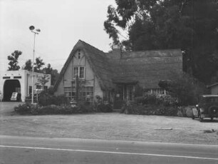 Haus im Alt-Englischen Stil : Blick auf ein Wohnhaus an einer Straße in Santa-Barbara, im Alt-Englischen Stil gebaut