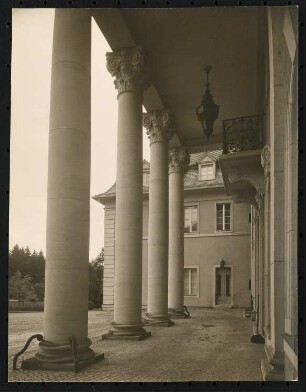 Schloss Bärenklau, Brandenburg: Eingangsseite, Eingangsportikus