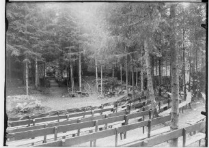 Waldbühne Sigmaringendorf - Der arme Heinrich (Gerhard Hauptmann); Blick auf die Bühne; im Vordergrund Sitzreihen der Zuschauer; 1. Bühnenbild
