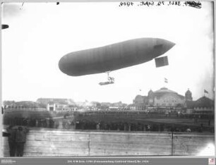 Internationale Luftschiffahrt-Ausstellung (ILA): Luftschiff Parsevall beim Landeanflug, im Hintergrund Festhalle