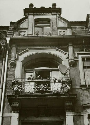 Dresden-Neustadt, Louisenstraße 67. Wohnhaus (1900). Balkon (3. Obergeschoß) und Fenster (4. Obergeschoß)