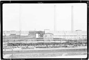 Blick von der Grubenbahn, West, Bau Me 108 Tiefbunker für Braunkohle mit Überdachung, Me 111 Zentralstation für Kohlen- und Koksförderanlage, Me 202, 203 Dampfkesselhaus