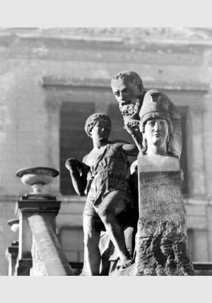 Blick auf die Plastik von Moritz Schulz "Bärtiger antikisch gewandter Bildhauer mit einem Jungen um eine Büste der Pallas Athene" an der Freitreppe der Nationalgalerie vor dem Hintergrund des Neuen Museums