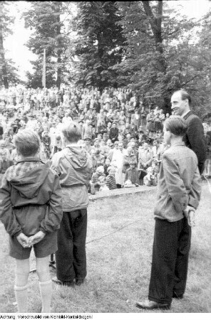 Dresden. 750-Jahr-Feier Dresden: Tag der Gewerkschaften, Veranstaltungen - Kinderfest u.a. mit historischen Automobilen, Pioniereisenbahn im Großen Garten, Fahrt in einer Straßenbahn - Gondelfest - Modenschau auf der Freilichtbühne "Junge Garde" im Großen Garten, etc., Juni 1956 (außerdem: Radrennbahn Bärnsdorfer Straße)