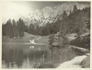 Bei Mittenwald. Lautersee. Blick zum Karwendelgebirge. Spiegelung im Wasser. Ein Wanderweg führt zum See