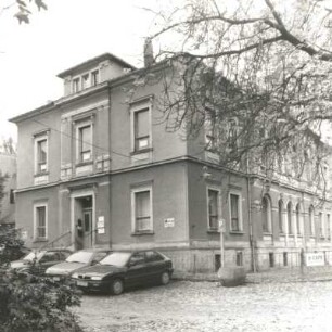 Reichenbach (Vogtland), Bahnhofstraße 106. Verwaltungsgebäude (ehem. Villa; um 1880). Straßenansicht mit Hauseingang