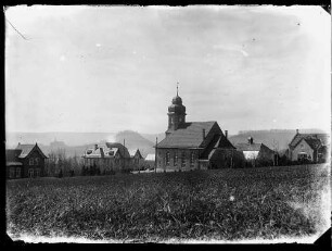 Kirche mit Krankengebäuden (F9, M6, Dach von M9) und Leichenhaus (vl) in Richtung Burgruine Weibertreu