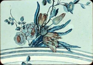 Deckendekoration in Form verschiedener Blumen