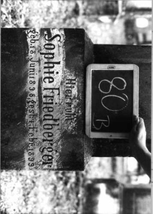 Grabstein 80 (Index: 100090738) Material: Sandstein Zustand: leicht verwittert Maße HxBxT: 156x50x21 cm Beschreibung: getreppt. Sockel, giebelart. Abschl. m. Verdach. , Schriftfeld mit Rundbogen Symbolik: gestelztes giebelartiges Rundbogenfries: Grabstein 80B