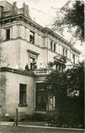 Ansicht einer Villa mit Bewohnern
