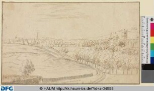 Hügellandschaft mit Bäumen und Kirche im Dorf