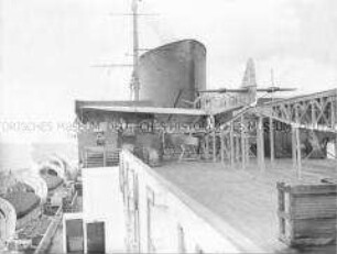 Das Katapultflugzeug HE 12 D-1717 "New-York" an Bord des Hochseepassagierdampfer "Bremen", für den Transport an Bord fest verankert