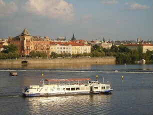 Prag - Ausflugsschiff auf der Moldau : Ein Ausflugsschiff fährt auf der Moldau. Aufgenommen am 27. Juli 2011 in Prag