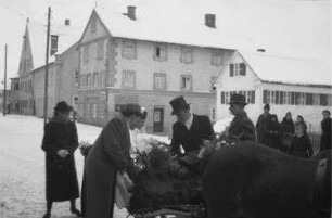 Bad Wörishofen. Hochzeit von Nikolaus Grasser, Bruder des Fotografen. Das Hochzeitspaar im Hochzeitsschlitten, umgeben von Hochzeitsgästen
