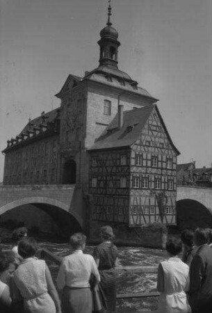 Bamberg: Rathaus mit Fachwerkvorbau von der Regnitz, Vordergrund Leute