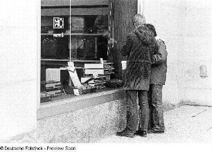 Schaufenster eines HO-Geschäftes mit Radio- und Fernsehgeräten